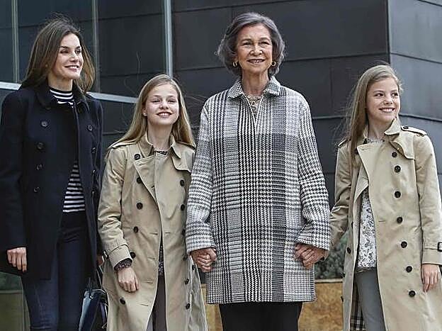 Doña Letizia con la Reina Madre y las nietas de esta en la imagen con la que se zanjaba la polémica.