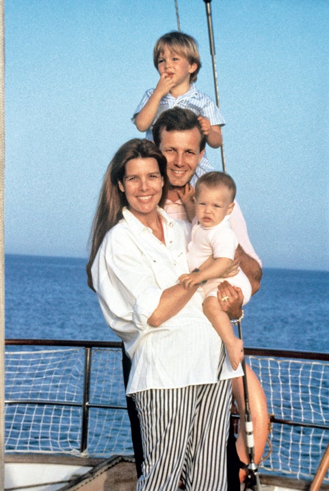 Carolina de Mónaco con su hija en brazos, y Stefano Casiraghi (fallecido en 1990) con Andrea en los hombros.