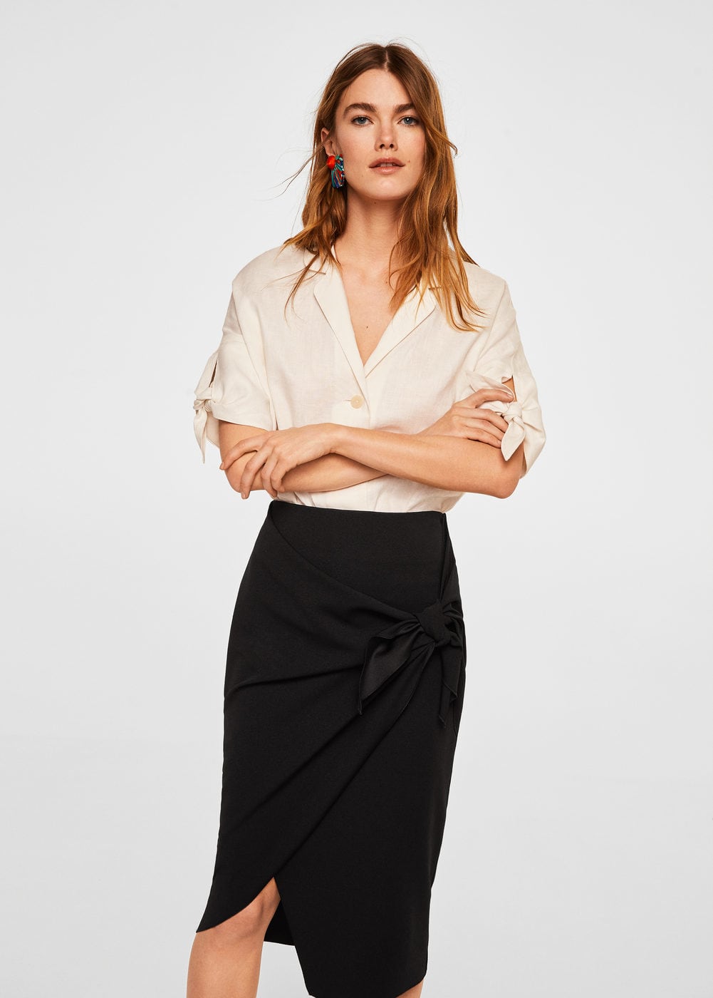 Falda midi con nudo y en color negro de Mango: 25,99 euros.