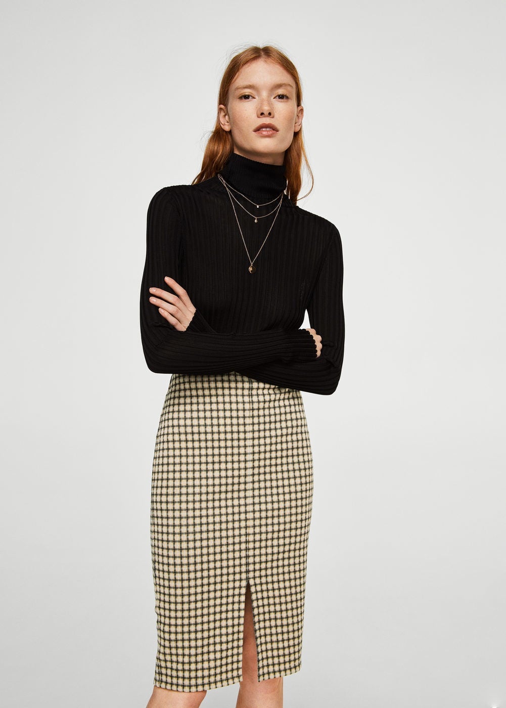 Falda lápiz con abertura de Mango: 19,99 euros.