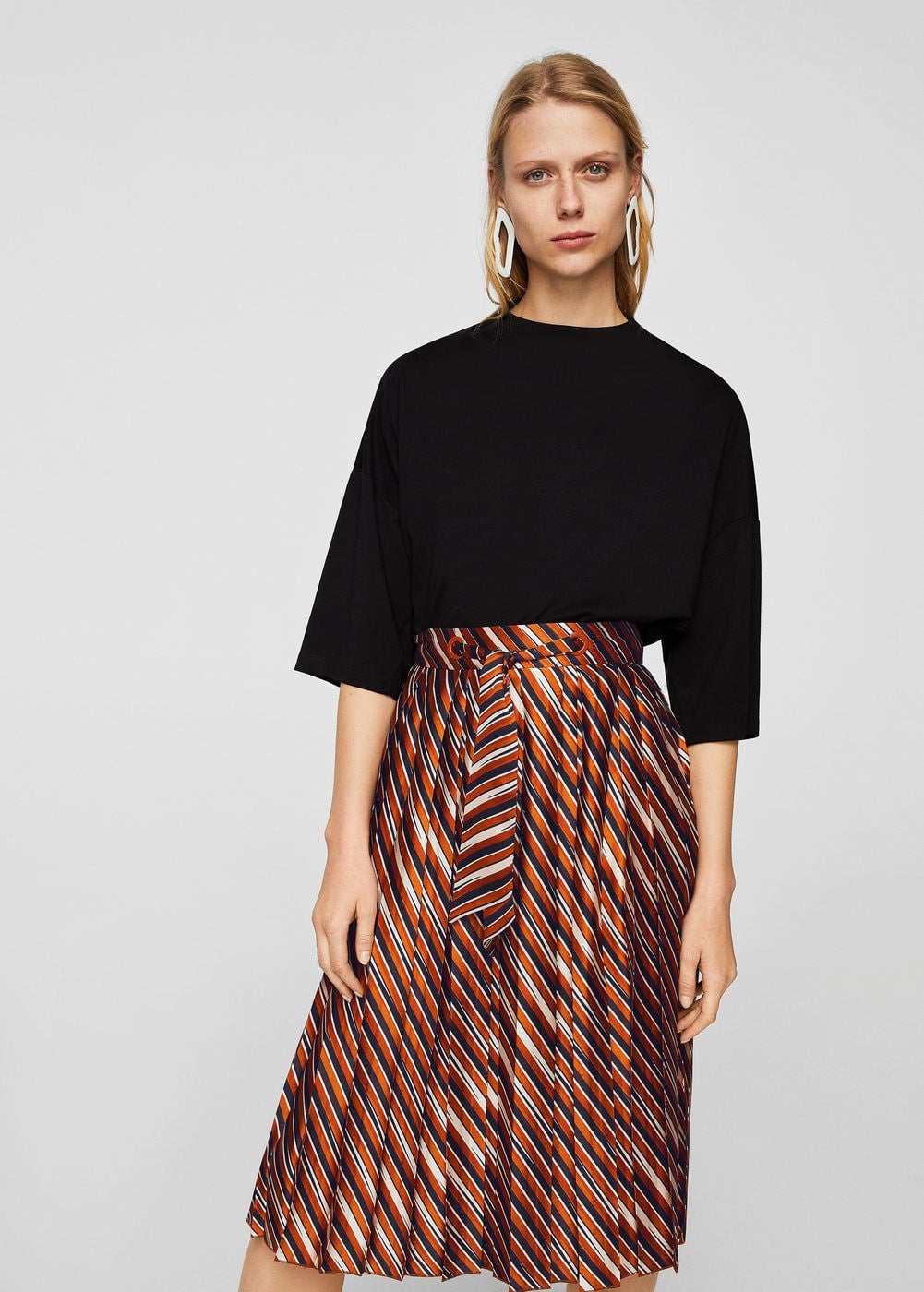 Falda plisada a rayas de Mango: 25,99 euros.