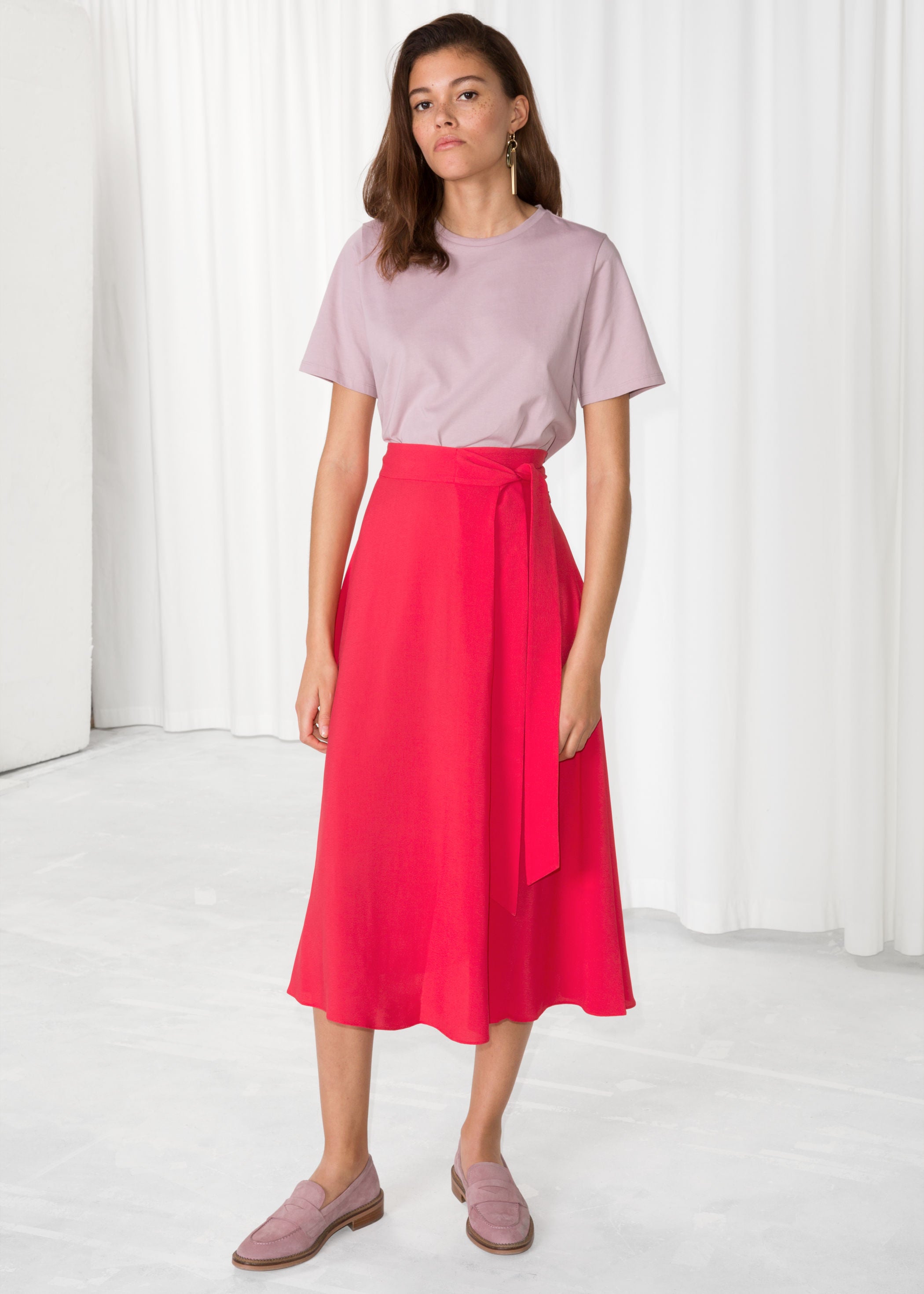 Falda midi roja de & Other Stories: 59 euros.