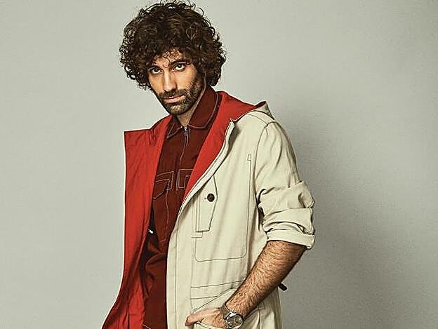 Parka, camisa y pantalón de Hermès. Reloj de Thomas Sabbo.