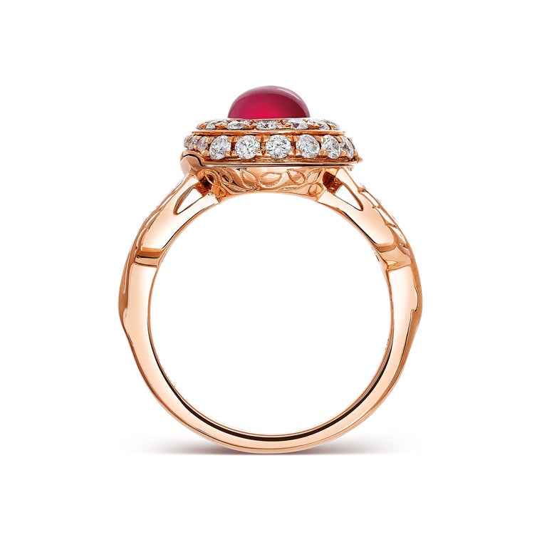 Anillo con secretoç. se abre y su interior es igual de sofisticado y trabajado.