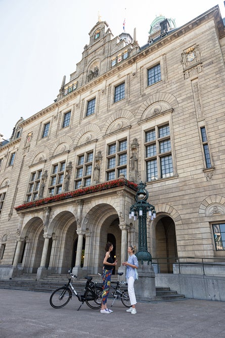 Ante el Ayuntamiento durante el bicitour.