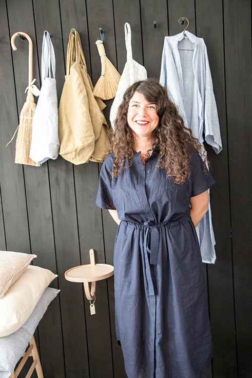 Esther Blankers en su tienda.