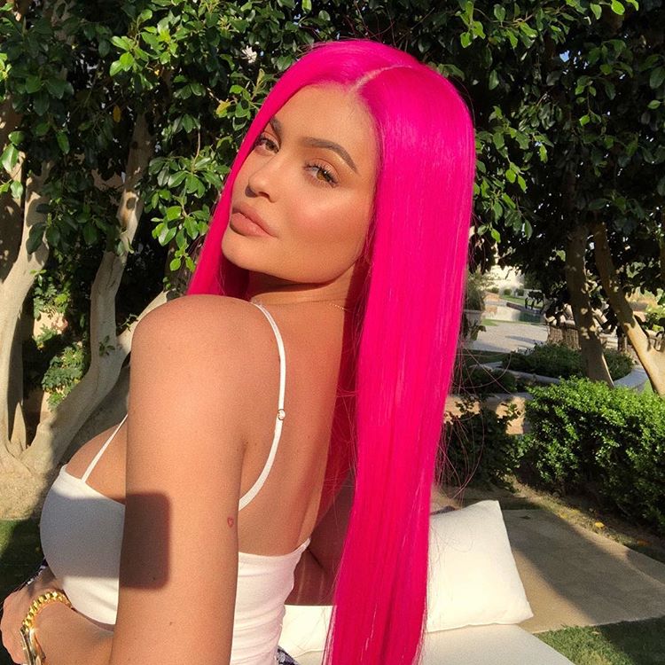 Había expectación por saber si Kylie iba a volver a Coachella, ahora que es mamá. Por supuesto que ha acudido, y por partida triple: la pequeña Kardashian se ha llevado su colección de pelucas y amenaza con salir cada día de un color diferente. El primero, este rosa eléctrico, no puede ser más llamativo. Kylie sigue siendo Kylie.