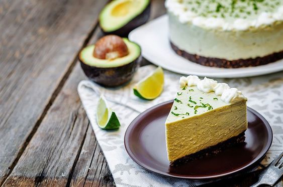 Cheesecake de aguacate: Pero además… también está presente en los postres. La clásica tarta de queso puede ser todo un bombazo si la acompañas con un ingrediente que no será ya tan secreto… el aguacate.