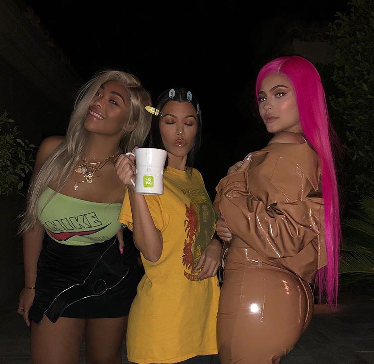 Aquí vemos a las dos hermanas, junto a la mejor amiga de Kylie, Jordyn Woods. Seguramente no es casualidad que se vea la etiqueta del te que está tomando Kourtney: recordemos que ella es embajadora de marcas que tienen que ver con la vida sana y la alimentación ecológica.