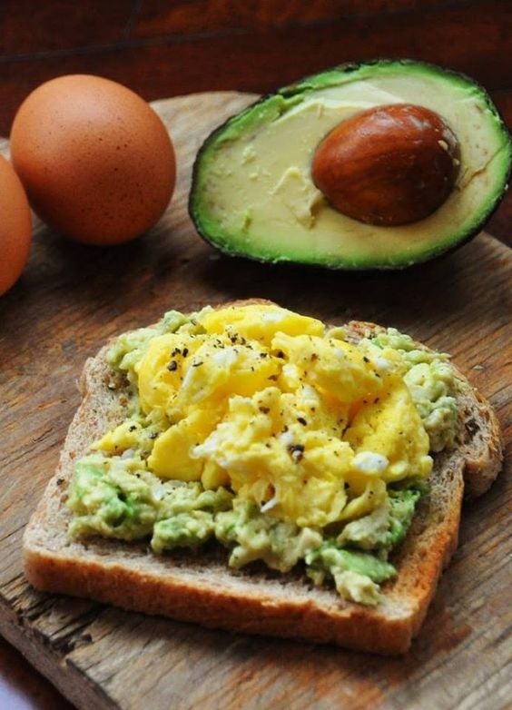 Tostadas de huevo revuelto con aguacate: Los desayunos te resultarán más sabrosos si los acompañas de os alimentos más completos. Estas tostadas son una combinación perfecta de huevo revuelo con aguacate para empezar el día con energía.