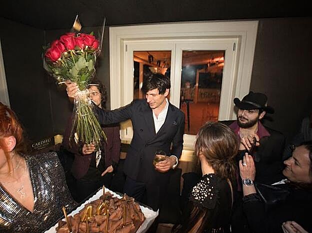 Andrés Velencoso sopla las velas de su 40 cumpleaños