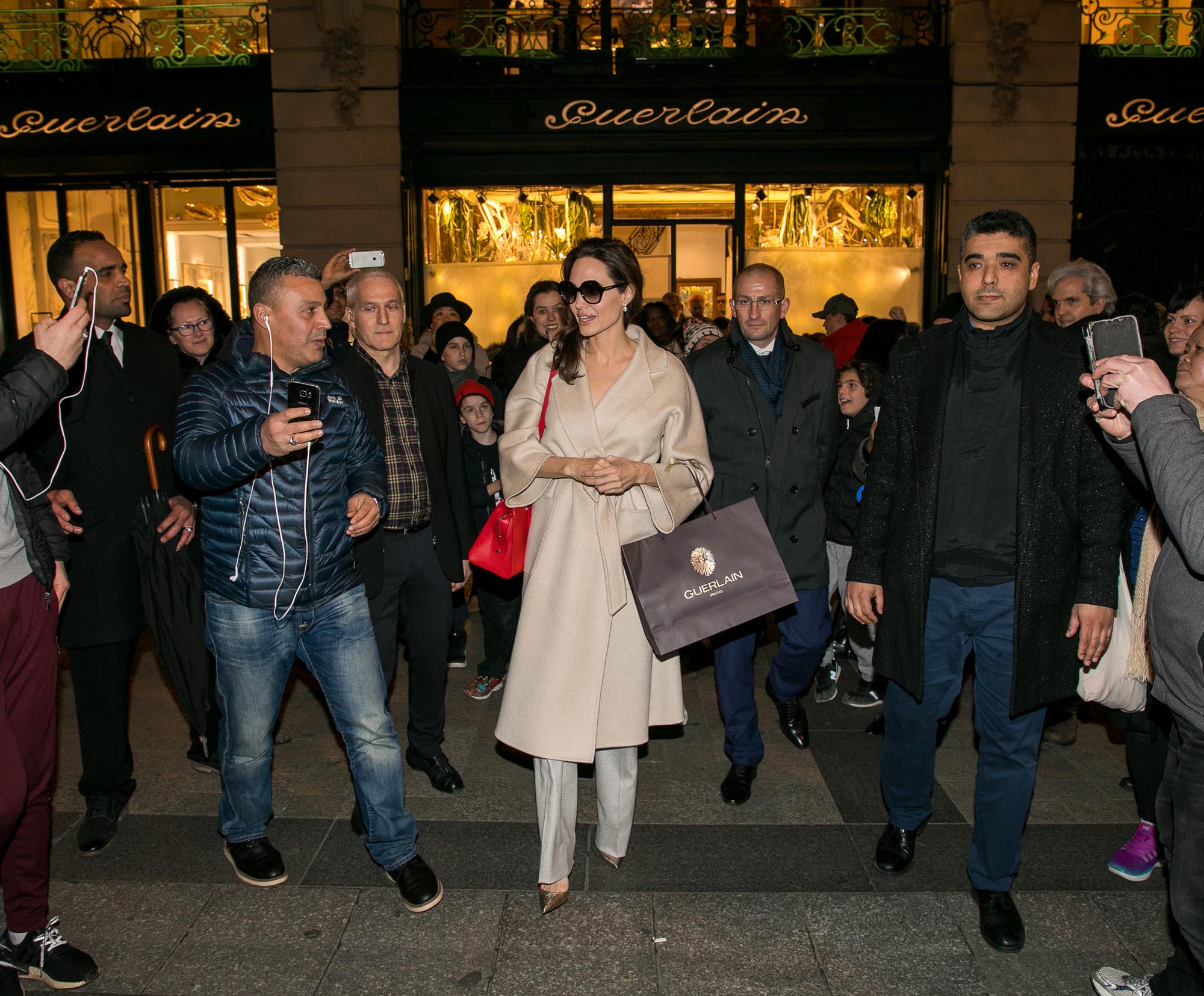 Angelina Jolie acudió el pasado mes de enero a la tienda centenaria de Guerlain situada en los parisinos Champs Elysees nº 78 para realizar un taller de fragancias con sus hijos y crear sus propias fragancias de la mano de Thierry Wasser, 'nariz' y creador de los perfumes Guerlain.  Aquí puedes ver el spot  de Mon Guerlain, dirigido por Terrence Malick.