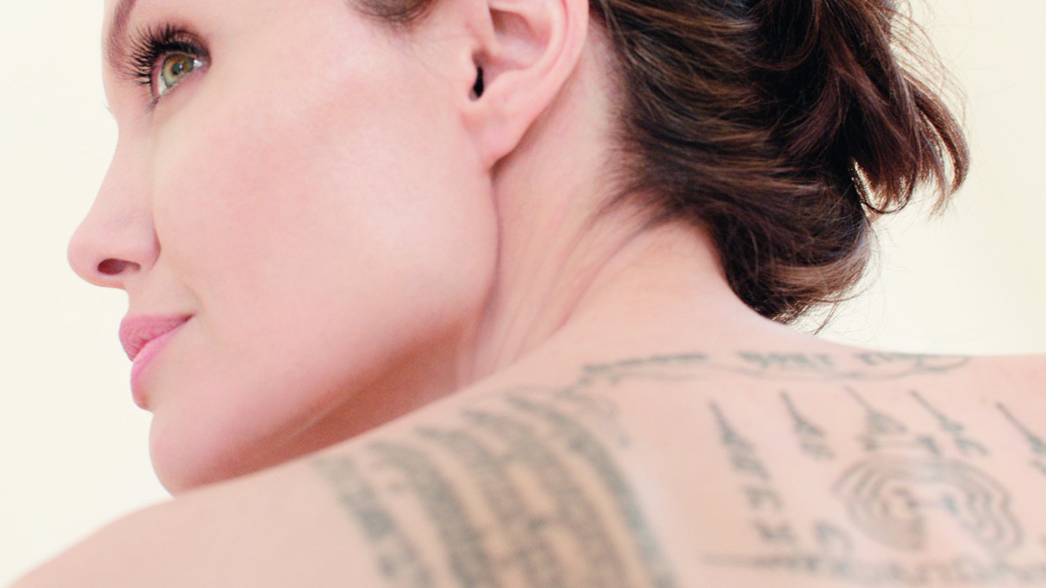 Los tatuajes de la actriz fueron, además de su personalidad, una de las inspiraciones a la hora de crear la fragancia. Thierry Wasser (creador de los perfumes Guerlain) asegura que hay un gran nexo de unión entre el aroma y los tatuajes: “Una fragancia es invisible. Pero sobre tu piel… es tu firma. Es tu marca, es tu tattoo”, afirma el mítico perfumista.