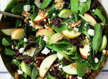 Ensalada de espinacas, manzana, nueces y queso.