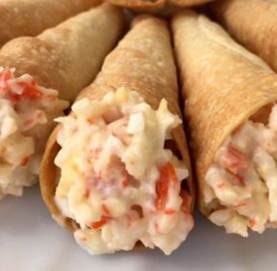Rollitos rellenos de cangrejo, huevo y mahonesa.