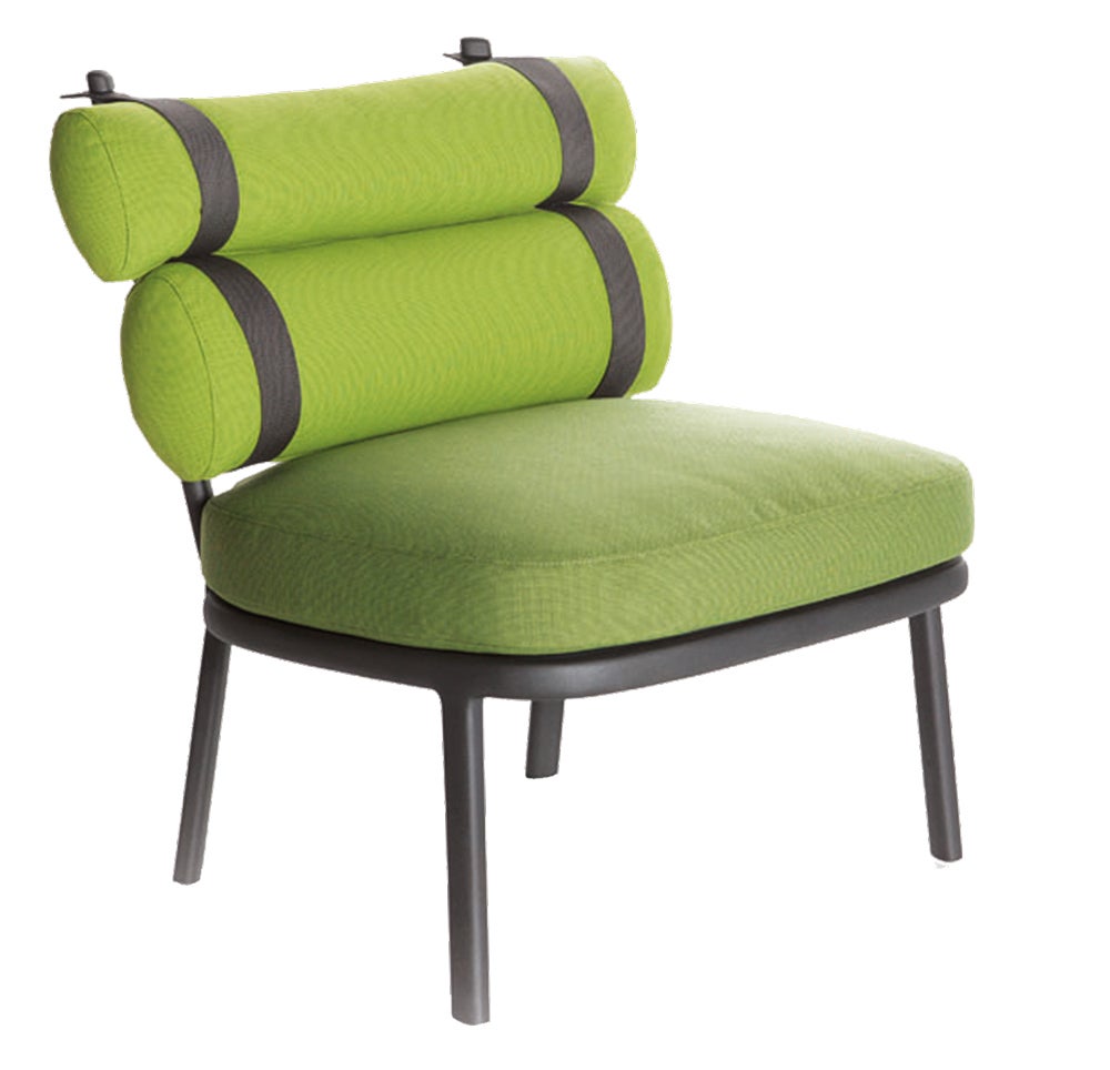 Patricia Urquiola firma la butaca Roll (que tiene también una versión para silla de comedor), de la que destacan los dos almohadones del respaldo.