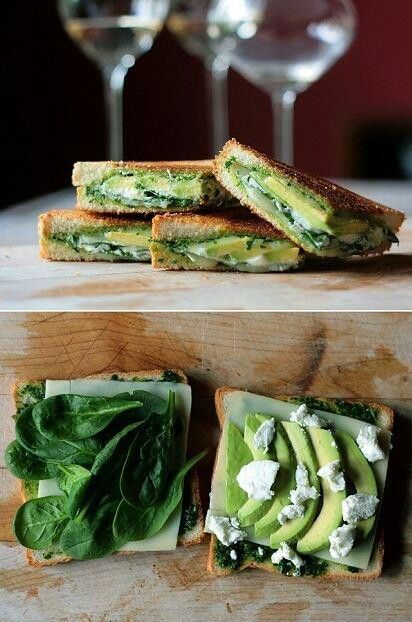 Ideal para obtener un extra de energía a la hora del almuerzo o de la merienda. Este sándiwch contiene aguacate, espinacas, queso mozzarella, queso emmental y salsa de pesto. ¡Delicioso!