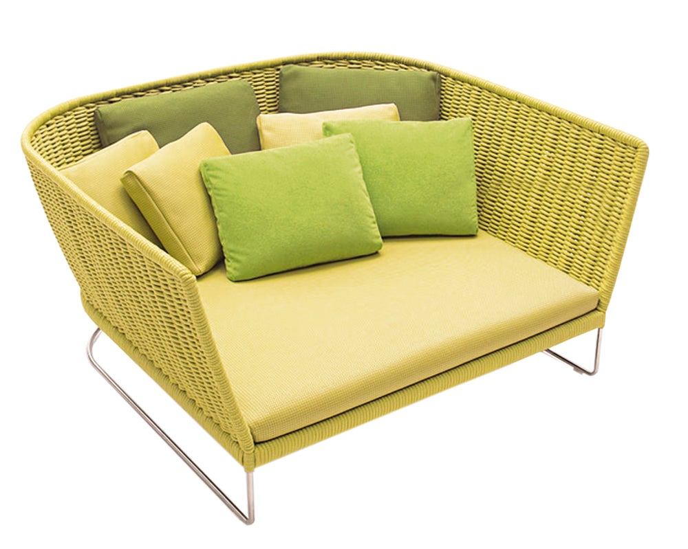 Ami es una colección de sofás para el exterior, obra de Paola Lenti. Hay versiones de una a cuatro plazas, todas con el característico trenzado.