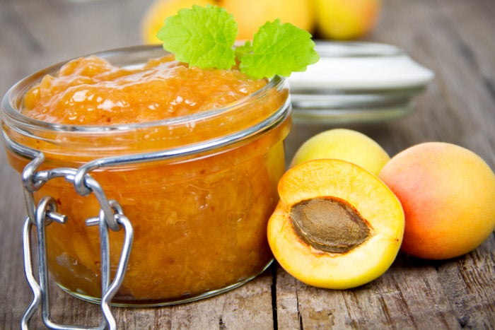 Albaricoque: Los alimentos ricos en potasio como los albaricoques favorecen el equilibrio de los líquidos.