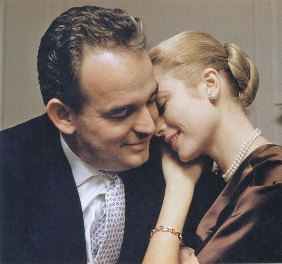 El príncipe Rainiero quería casarse con una chica americana y su buen amigo Aristóteles Onassis, el famoso amante de María Callas y Jackie Kennedy, le sugería Marilyn Monroe. Él no terminaba de verla, pero sí a la protagonista de “Atrapa a un ladrón”, a la que conoció en Cannes, durante la promoción de la película. Pudieron hablar esa misma semana durante una sesión de fotos para la revista “Paris Match” y ya no dejaron de hacerlo.