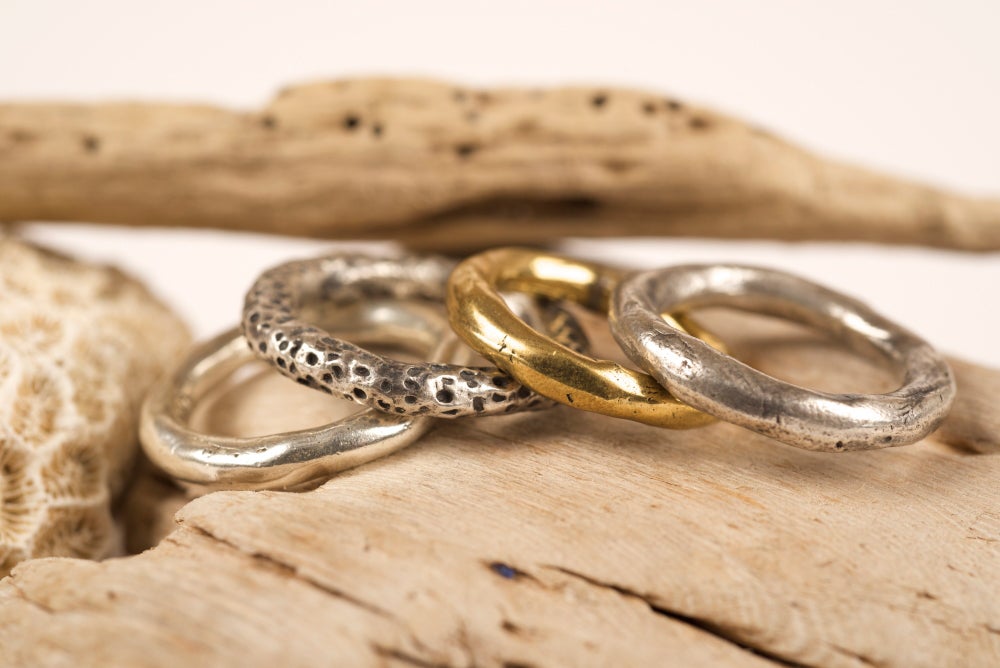 Anillos Tridosha de oro y plata de la marca Pía. (C.P.V.)