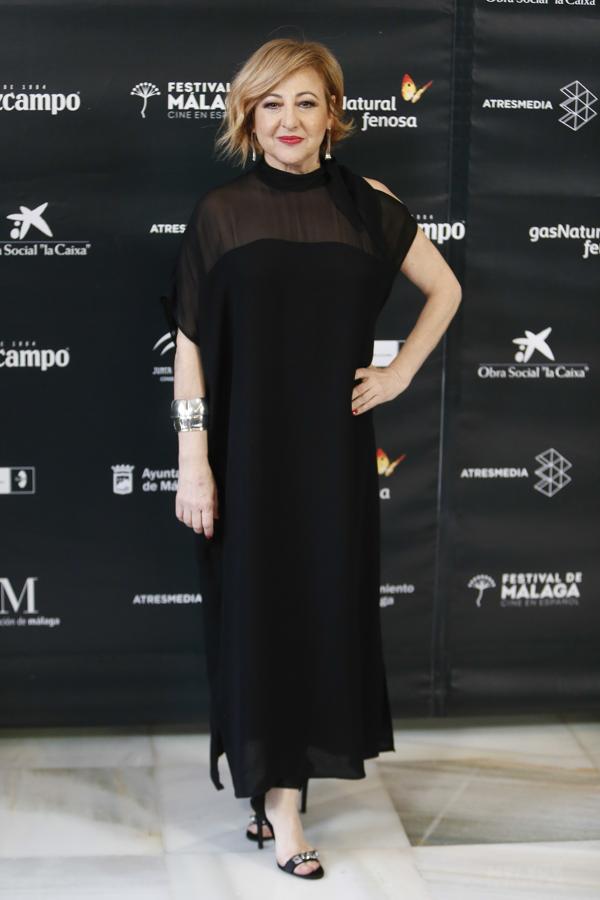 La actriz Carmen Machi apostó todo el negro y acertó de pleno con un elegantísimo diseño que combinó con unas sandalias joya