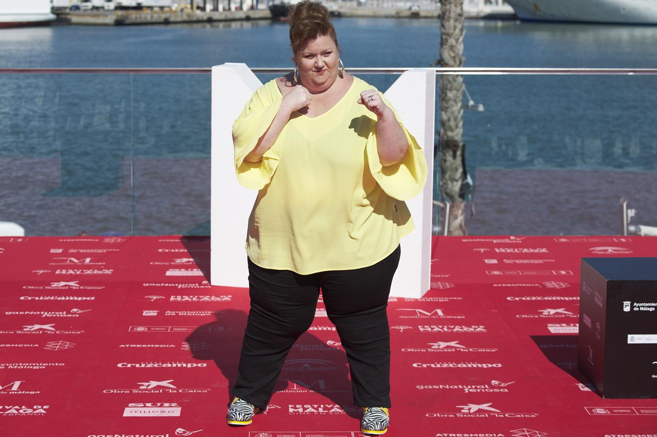 Nos declaramos fans de los zapatos 'animal print' con elástico amarillo de Iziar Castro, que los combinò con un blusón en el mismo tono. Se nota que se lleva el amarillo, ¿no?