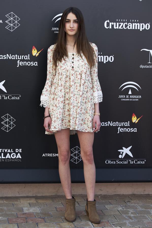 Sandra Escacena, con minivestido de flores y botines de serraje