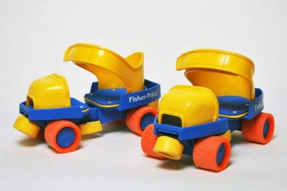 Los primeros patines que un niño o niña tenía eran los patines de Fisher Price. Toda una reliquia de los juguetes de nuestra infancia.