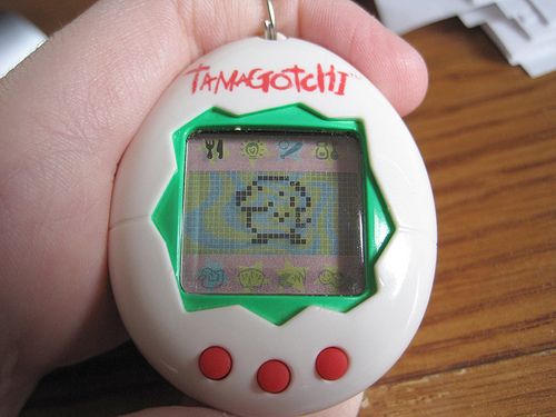 ¿Quién no ha tenido un Tamagotchi? Era como nuestra pequeña mascota virtual de la infancia. Día y noche alimentándolo para verlo crecer hasta su evolución, el día más emocionante de todos.