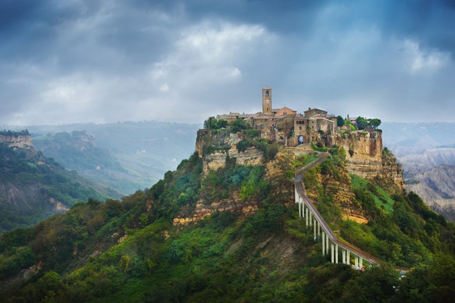 Lazio, Italia. Un sorprendente pueblo situado en medio de una montaña formada por la erosión y el paso del tiempo. Se dice que dentro de unos años desaparecerá, por ello apúntalo en tu lista de aventuras y haz una escapada de fin de semana.