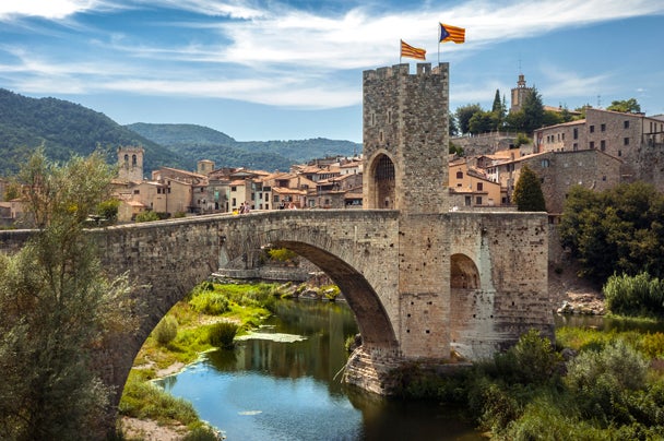 Besalú, en Girona (Cataluña) se trata de una villa medieval que creció entorno al castillo principal del pueblo. Es uno de los pueblos medievales con más encanto de Europa por su arquitectura (valga la redundancia) medieval. Perfecto para hacer una escapada de fin de semana.