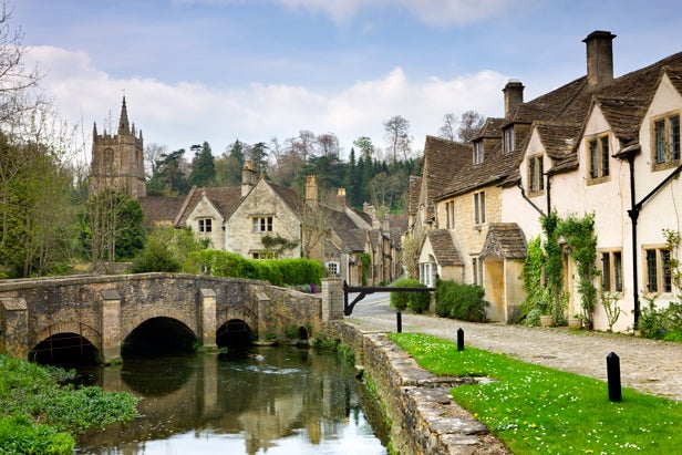 Castle Combe (Inglaterra). Un pequeño pueblo de unos 350 habitantes que guarda mucha historia en sus calles, empezando por la Iglesia medieval, el edificio más importante para el turismo de Castle Combe. Según The Times es el segundo pueblo medieval con más encanto de Europa.