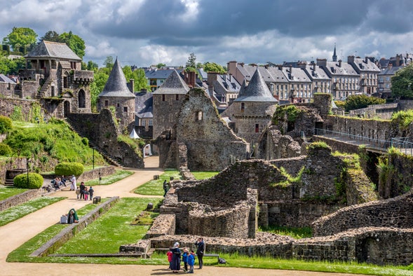 Mil años de historia atraviesan Fougeres (Gran Bretaña). Su fortaleza de granito guarda el lugar, y sus calles adoquinadas con esas casas medievales no han perdido encanto a lo largo de los años.