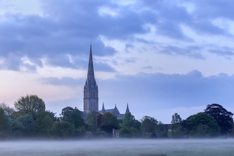 Salisbury, Inglaterra es uno de los pueblos que mejor demuestra el legado medieval inglés. La catedral de Salisbury es uno de los mayores atractivos. Su torre es la alta de toda Gran Bretaña con 123 metros de alto.