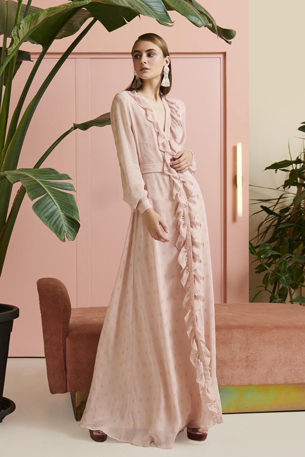 Romántico, súper femenino, y con unas líneas fluidas de inspiración naive, le quedaría de maravilla a Paula Echevarría en su próximo evento de primavera.