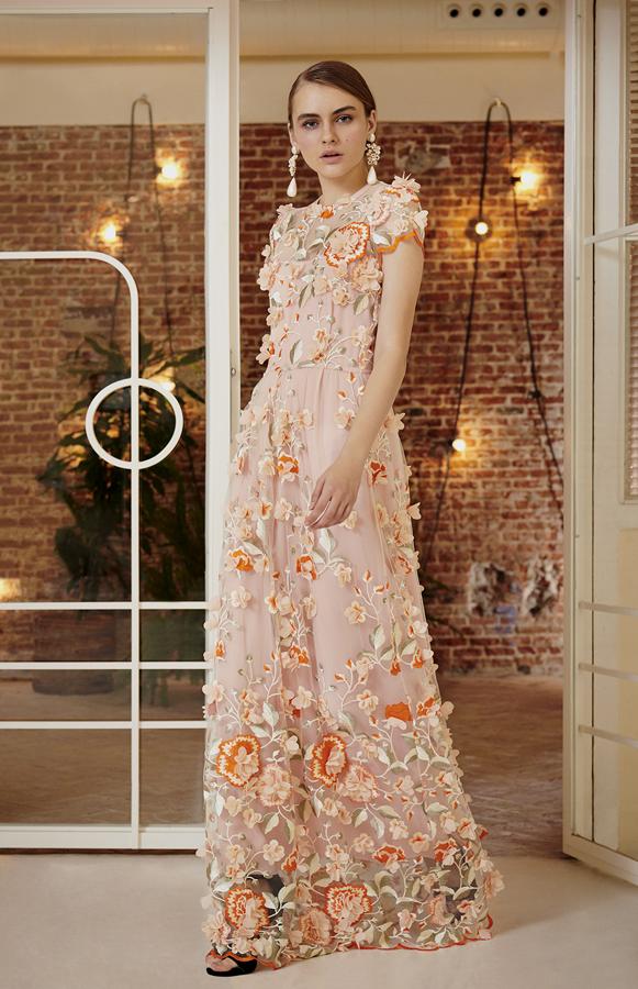 Para una boda, o para la próxima alfombra roja que pise, Paula Echevarría nos dejaría a todas con la boca abierta con este romántico diseño con estampado floral y pétalos bordados en relieve.