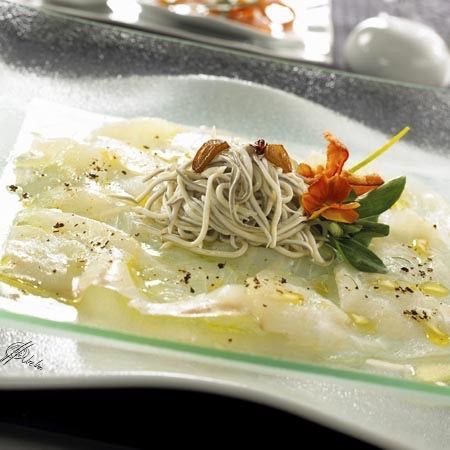 El carpaccio puede aportarte multitud de vitaminas y nutrientes: comer crudo permite conservar todas las propiedades, vitaminas o minerales de los alimentos.