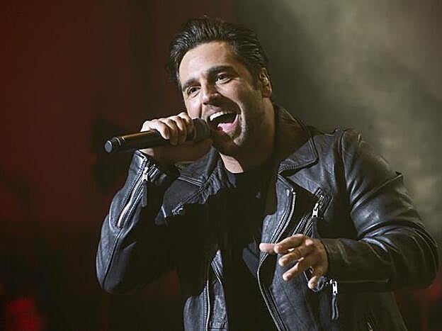 David Bustamante baila salsa con una morena en su nuevo vídeo.