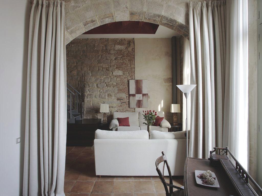 Miguel de Cervantes y Don Quijote de la Mancha, obra maestra de la literatura universal, influyeron tanto en nuestro idioma que se lo conoce también como el lenguaje de Cervantes. Este luminoso apartamento es un verdadero homenaje a nuestro autor, en una de las zonas más hermosas de Barcelona, es aquí donde Cervantes vivió durante unos años.