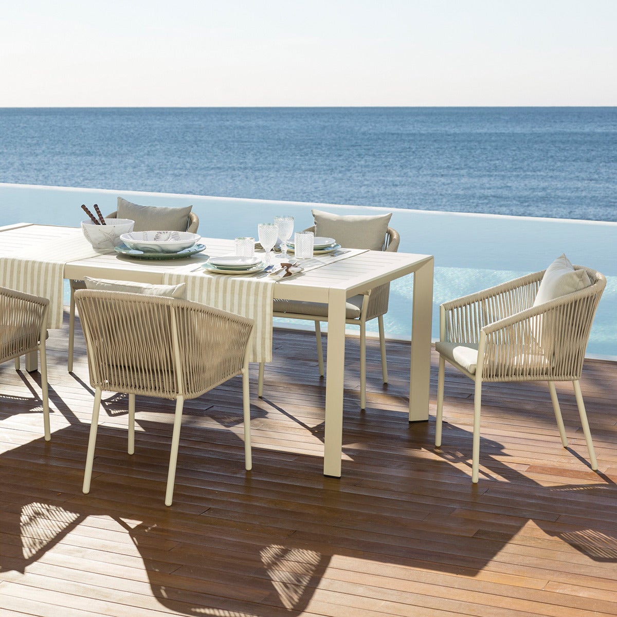 El Corte Inglés apuesta por el minimalismo con un conjunto de mesa y sillas de líneas sencillas pero que invitan a pasar muchas horas conversando. Los tonos crema se convierten en los protagonistas.