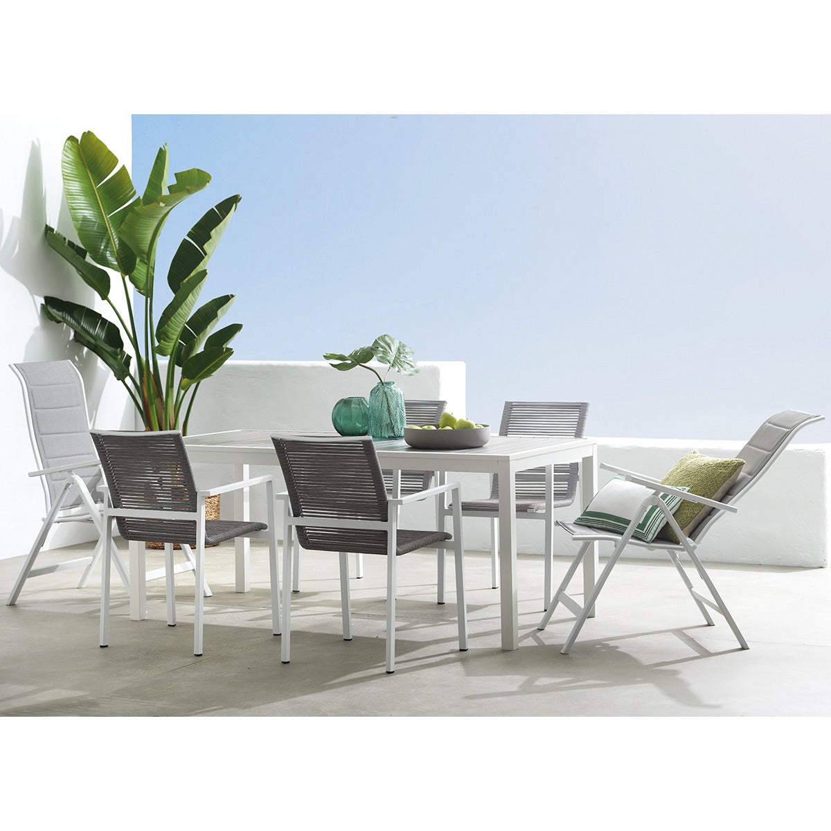 El blanco y el color piedran dan forma a esta propuesta minimalista de El Corte Inglés en la que los detalles naturales de plantas y frutas añaden la nota de color y frescura perfecta.