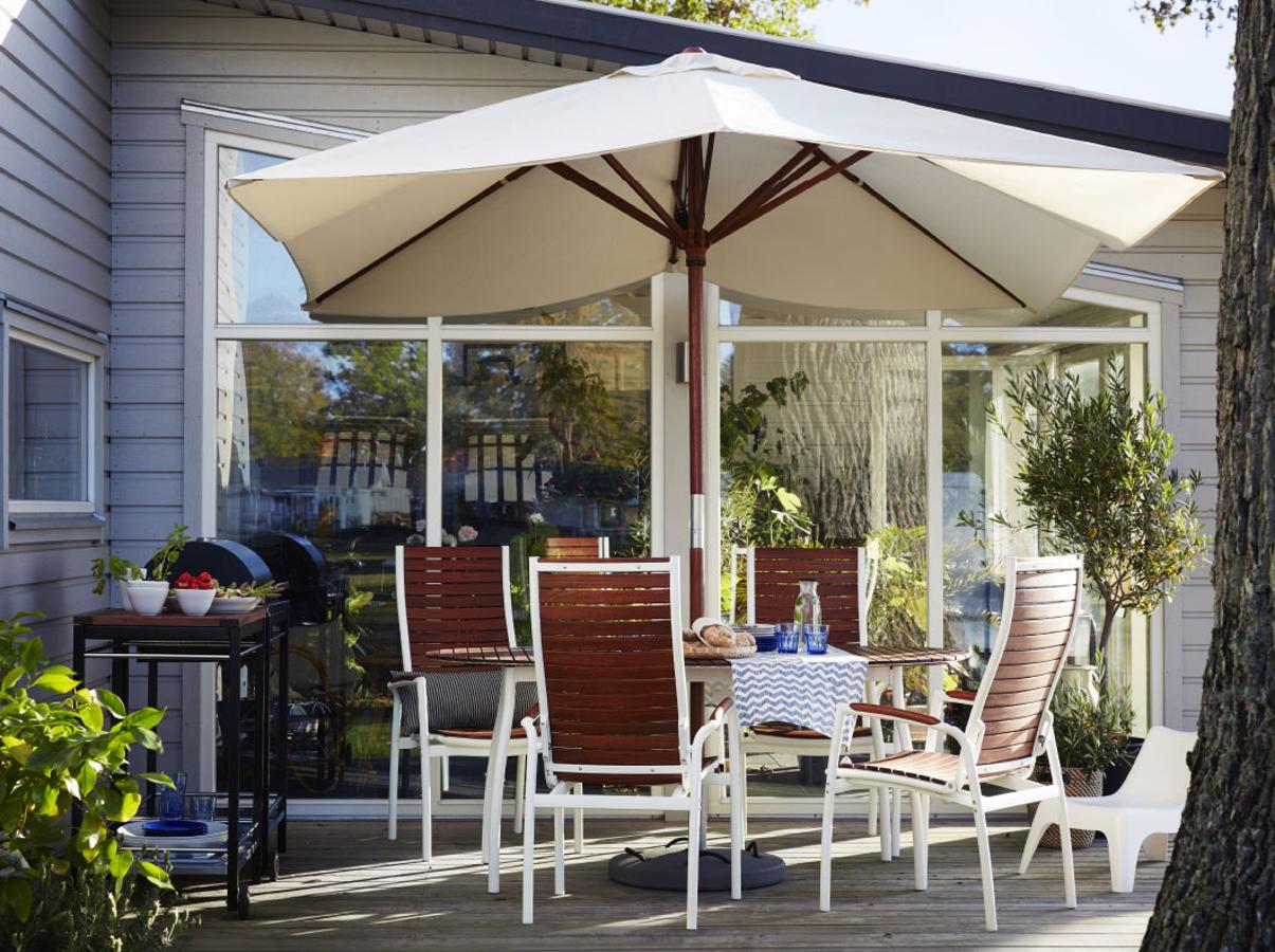 Si quieres instalar un comedor exterior, no te olvides de poner una buena sombrilla, como nos proponen desde IKEA. Sin duda, será tu gran aliada para que las sobremesas se prolonguen...