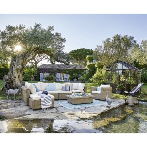 El espacio exterior de esta foto ayuda, pero nos encanta el salón exterior que nos proponen desde Maison du Monde.