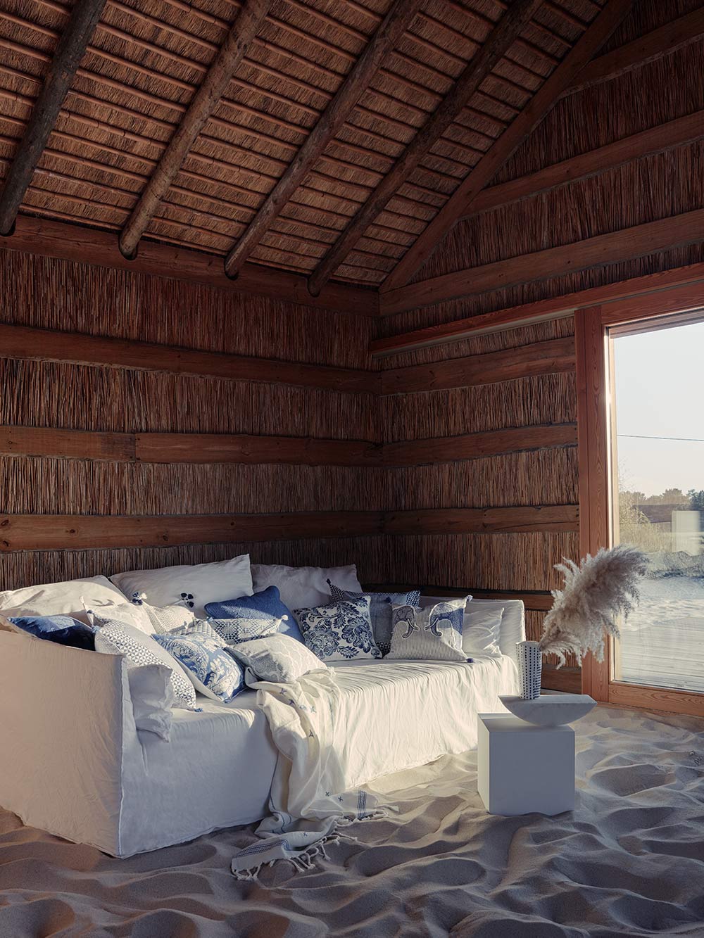 Desde Zara Home apuestan por jugar con los textiles y el menaje en azul y blanco para impregnar los espacios exteriores de alma marinera... aunque estemos en el campo.