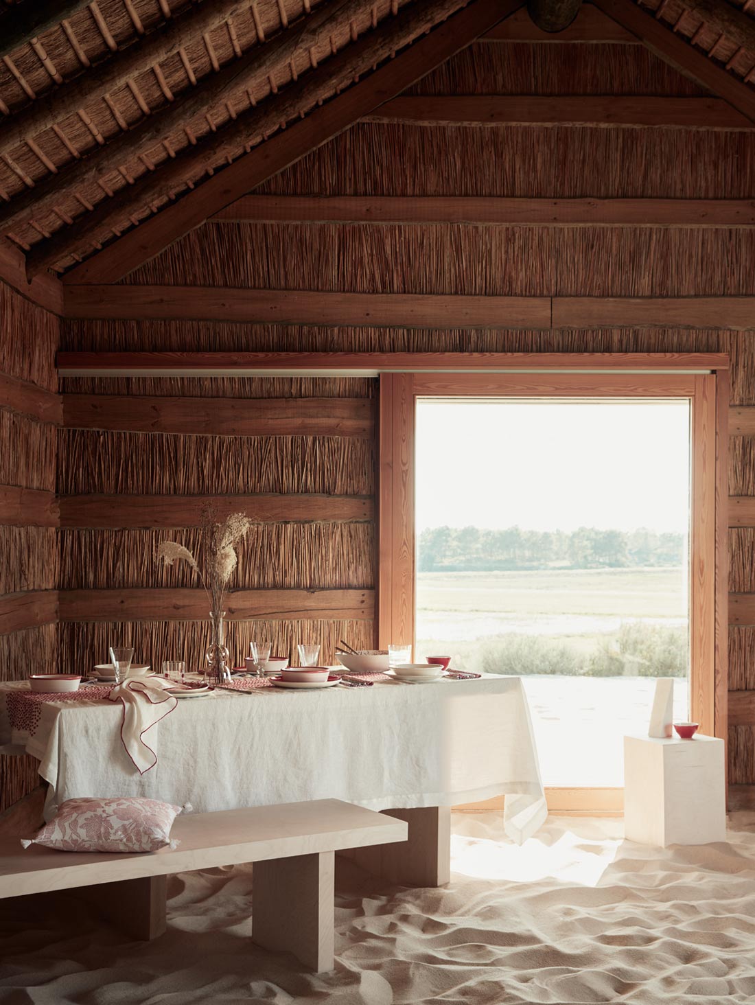 Cuando tengas que preparar la mesa para la fiesta de inauguración de tu terraza o jardín esta primavera, inspírate en esta de Zara Home.