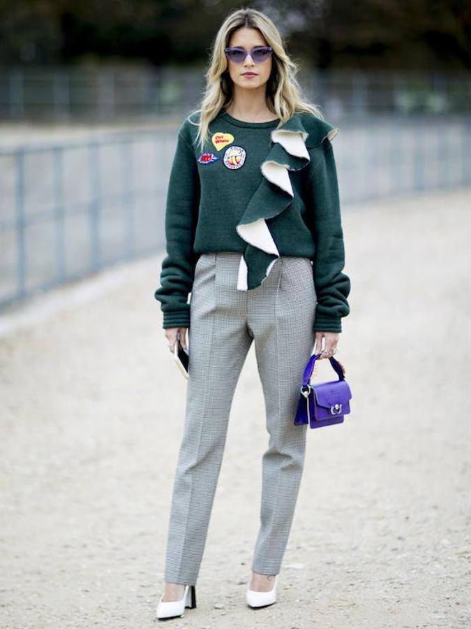 Un pantalón de pinzas combinado con un jersey y taconazo para estilizar la silueta.