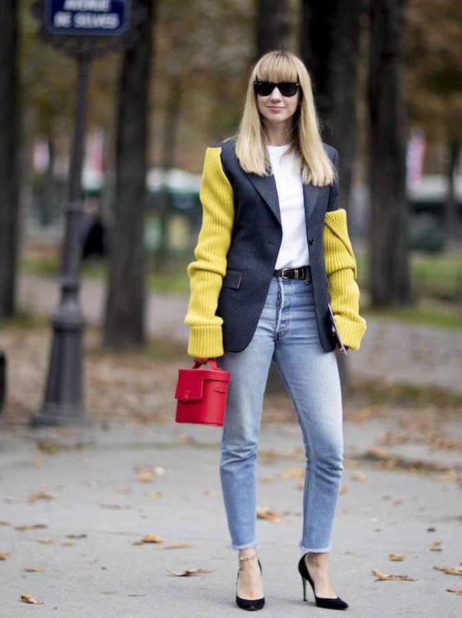 El perfecto look 'casual friday' con el que también causarás sensación el fin de semana: blazer, camiseta blanca, vaqueros pitillo y unos altísimos 'stilettos'.