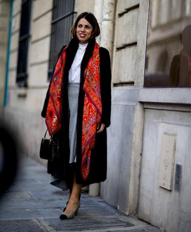 Cualquier look básico combinado con un maxi pañuelo muy especial, como en la imagen o  como hizo hace solo unos días la Reina Máxima de Holanda .