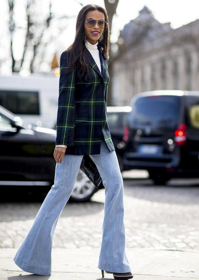 El trío (de estilo) perfecto: blazer de cuadros, vaqueros ( estos de inspiración setentera te ayudarán a ganar centímetros y estilizar las piernas ) y camiseta blanca básica ( en Zara tienes 30 modelos diferentes y súper apetecibles ).
